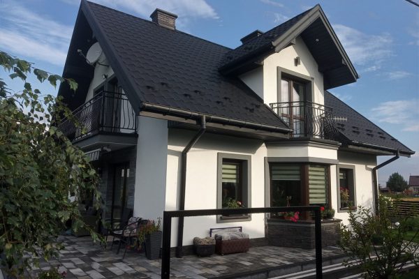 Elewację domu jednorodzinnego wykonaną przez ELE-BUD – Elewacja domu jednorodzinnego Świebodzin, Tarnów