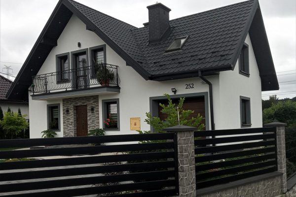 Elewację domu jednorodzinnego wykonaną przez ELE-BUD – Elewacja domu jednorodzinnego Świebodzin, Tarnów