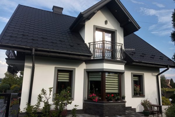 Elewację domu jednorodzinnego wykonaną przez ELE-BUD – Elewacja domu jednorodzinnego Świebodzin, Tarnów