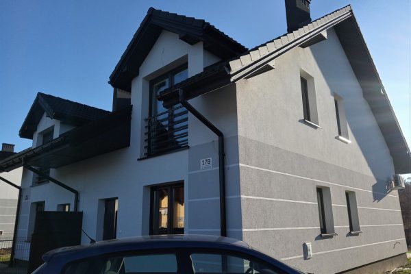 Elewację domu jednorodzinnego wykonaną przez ELE-BUD – Elewacja domu jednorodzinnego Krzyż, Tarnów