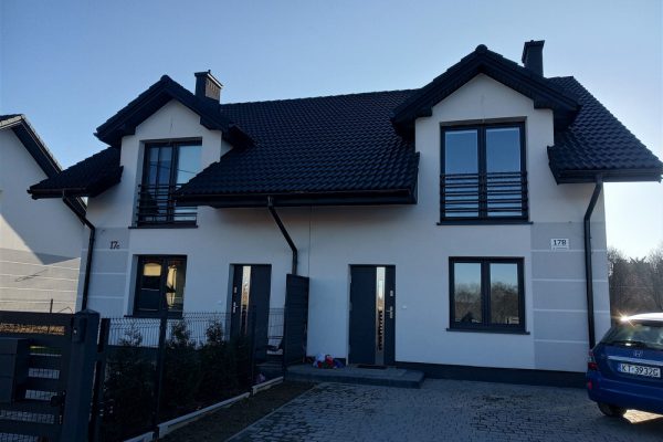 Elewację domu jednorodzinnego wykonaną przez ELE-BUD – Elewacja domu jednorodzinnego Krzyż, Tarnów