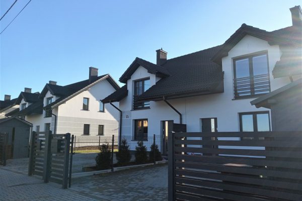 Elewację domu jednorodzinnego wykonaną przez ELE-BUD – Elewacja domu jednorodzinnego Krzyż, Tarnów