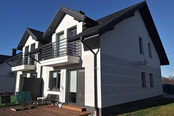 Elewację domu jednorodzinnego wykonaną przez ELE-BUD – Elewacja domu jednorodzinnego Krzyż, Tarnów