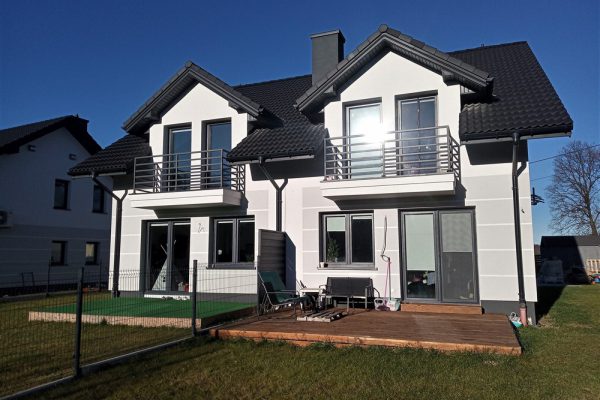 Elewację domu jednorodzinnego wykonaną przez ELE-BUD – Elewacja domu jednorodzinnego Krzyż, Tarnów