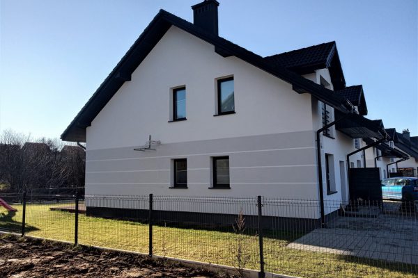 Elewację domu jednorodzinnego wykonaną przez ELE-BUD – Elewacja domu jednorodzinnego Krzyż, Tarnów