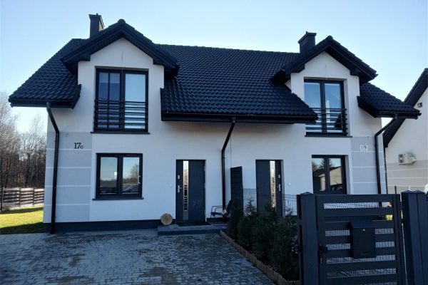 Elewację domu jednorodzinnego wykonaną przez ELE-BUD – Elewacja domu jednorodzinnego Krzyż, Tarnów