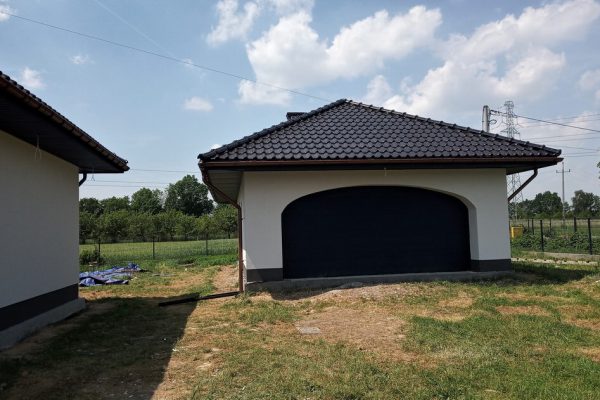 Elewację domu jednorodzinnego wykonaną przez ELE-BUD – Elewacja domu jednorodzinnego Koszyce Małe, Tarnów