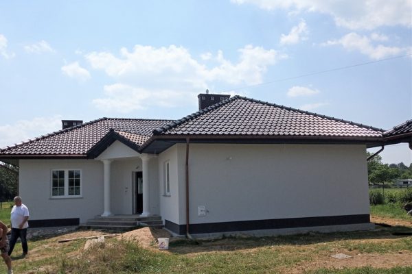 Elewację domu jednorodzinnego wykonaną przez ELE-BUD – Elewacja domu jednorodzinnego Koszyce Małe, Tarnów