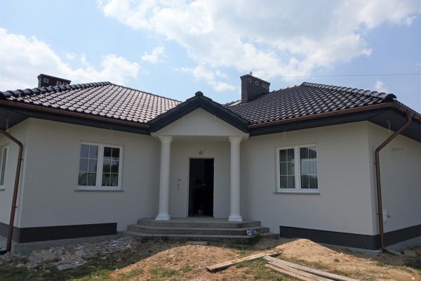 Elewację domu jednorodzinnego wykonaną przez ELE-BUD – Elewacja domu jednorodzinnego Koszyce Małe, Tarnów