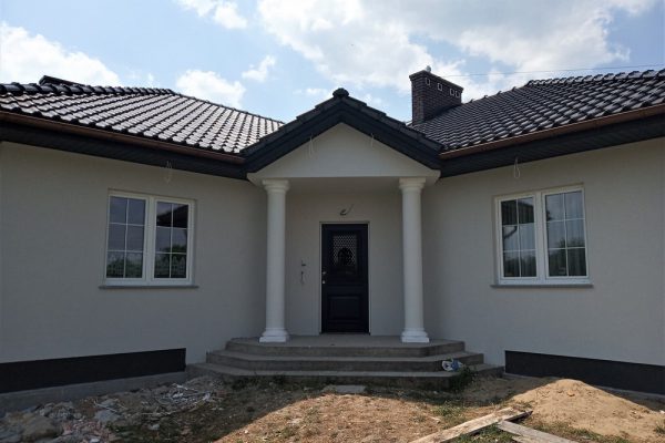 Elewację domu jednorodzinnego wykonaną przez ELE-BUD – Elewacja domu jednorodzinnego Koszyce Małe, Tarnów