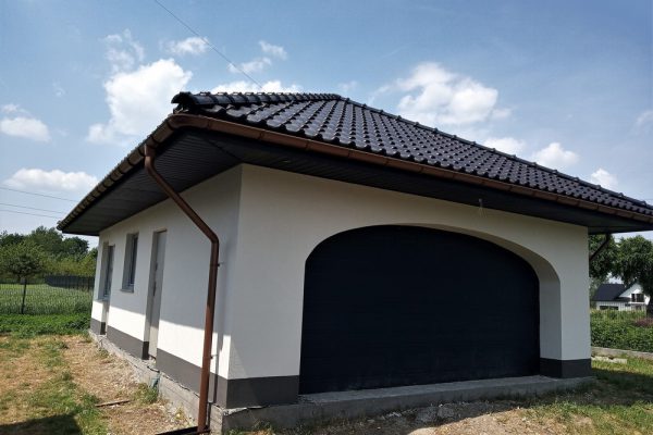 Elewację domu jednorodzinnego wykonaną przez ELE-BUD – Elewacja domu jednorodzinnego Koszyce Małe, Tarnów