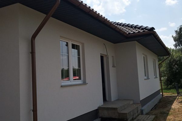 Elewację domu jednorodzinnego wykonaną przez ELE-BUD – Elewacja domu jednorodzinnego Koszyce Małe, Tarnów