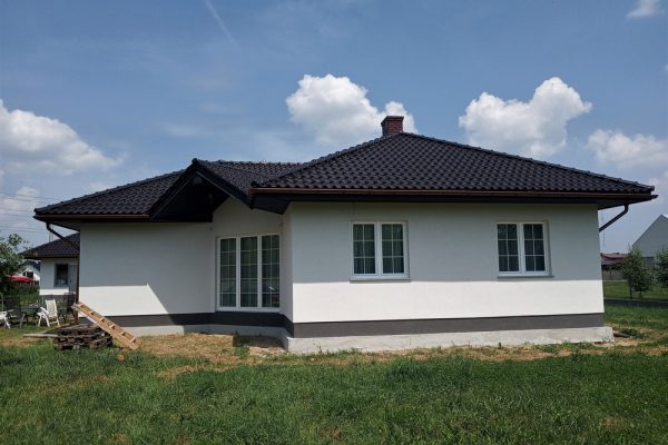 Elewację domu jednorodzinnego wykonaną przez ELE-BUD – Elewacja domu jednorodzinnego Koszyce Małe, Tarnów