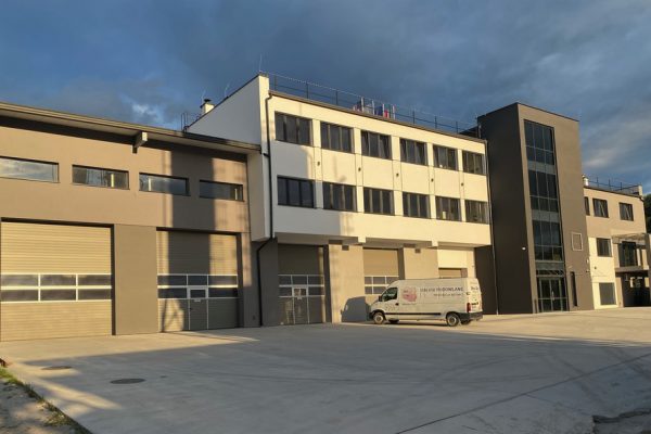 Elewację domu jednorodzinnego wykonaną przez ELE-BUD – Elewacja firmowego budynku, Tarnów