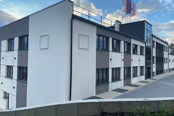 Elewację domu jednorodzinnego wykonaną przez ELE-BUD – Elewacja firmowego budynku, Tarnów