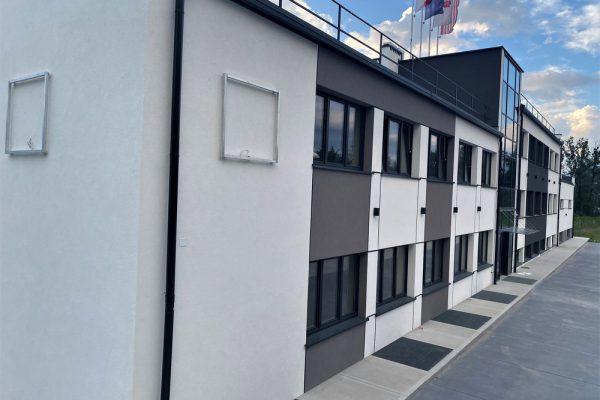 Elewację domu jednorodzinnego wykonaną przez ELE-BUD – Elewacja firmowego budynku, Tarnów