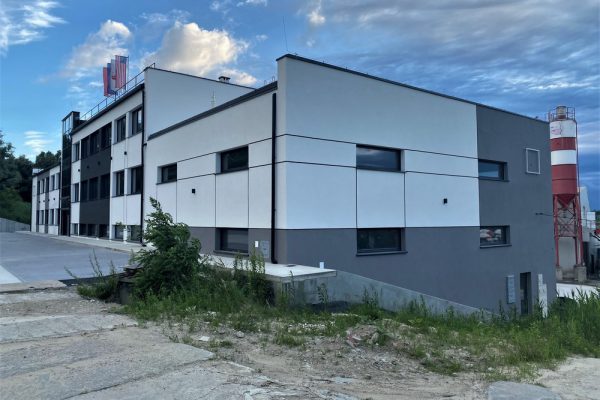 Elewację domu jednorodzinnego wykonaną przez ELE-BUD – Elewacja firmowego budynku, Tarnów