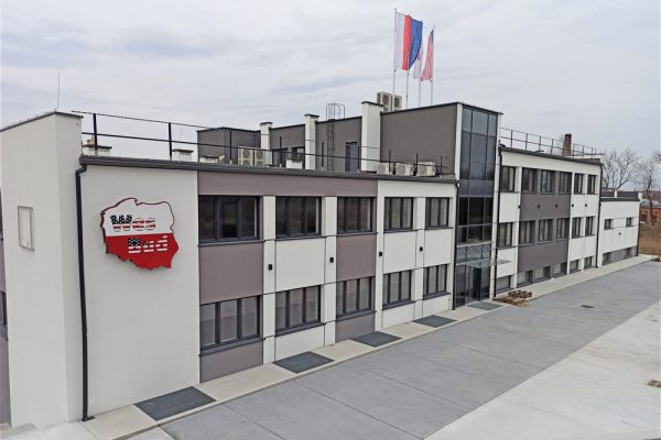 Elewację domu jednorodzinnego wykonaną przez ELE-BUD – Elewacja firmowego budynku, Tarnów