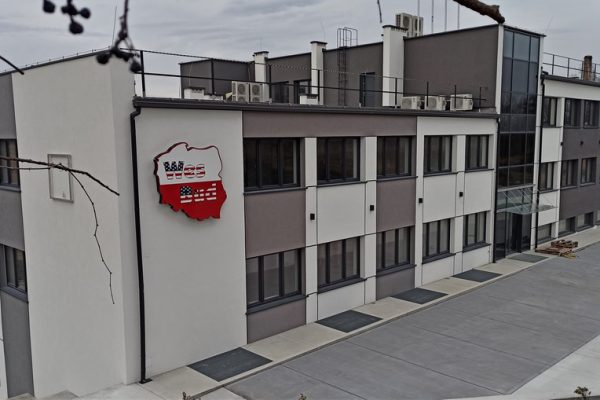 Elewację domu jednorodzinnego wykonaną przez ELE-BUD – Elewacja firmowego budynku, Tarnów