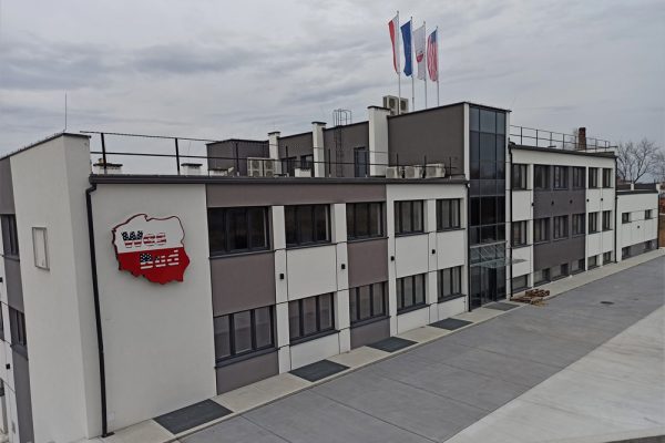 Elewację domu jednorodzinnego wykonaną przez ELE-BUD – Elewacja firmowego budynku, Tarnów