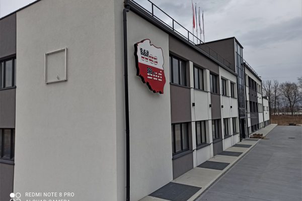 Elewację domu jednorodzinnego wykonaną przez ELE-BUD – Elewacja firmowego budynku, Tarnów