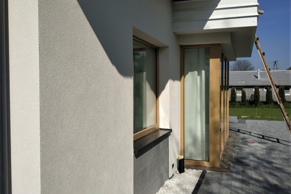 Elewację domu jednorodzinnego wykonaną przez ELE-BUD – Elewacja domu jednorodzinnego Skrzyszów, Tarnów