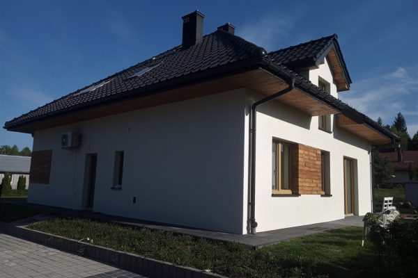 Elewację domu jednorodzinnego wykonaną przez ELE-BUD – Elewacja domu jednorodzinnego Skrzyszów, Tarnów