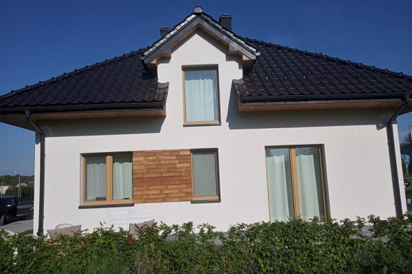 Elewację domu jednorodzinnego wykonaną przez ELE-BUD – Elewacja domu jednorodzinnego Skrzyszów, Tarnów