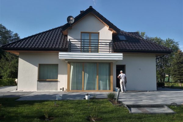 Elewację domu jednorodzinnego wykonaną przez ELE-BUD – Elewacja domu jednorodzinnego Skrzyszów, Tarnów