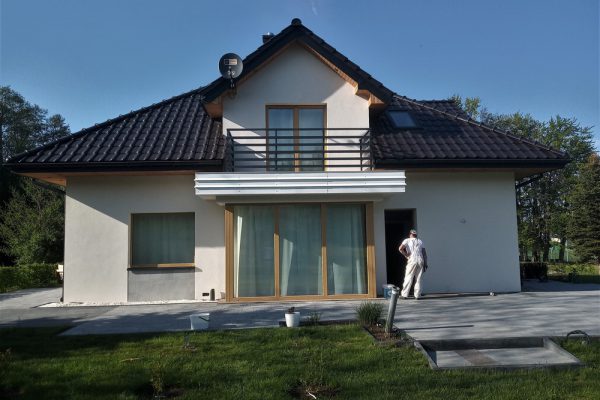 Elewację domu jednorodzinnego wykonaną przez ELE-BUD – Elewacja domu jednorodzinnego Skrzyszów, Tarnów