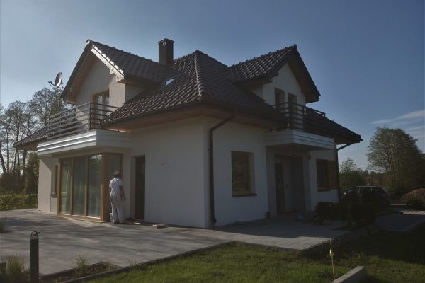 Elewację domu jednorodzinnego wykonaną przez ELE-BUD – Elewacja domu jednorodzinnego Skrzyszów, Tarnów