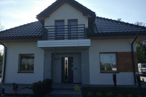 Elewację domu jednorodzinnego wykonaną przez ELE-BUD – Elewacja domu jednorodzinnego Skrzyszów, Tarnów