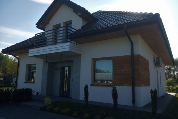 Elewację domu jednorodzinnego wykonaną przez ELE-BUD – Elewacja domu jednorodzinnego Skrzyszów, Tarnów