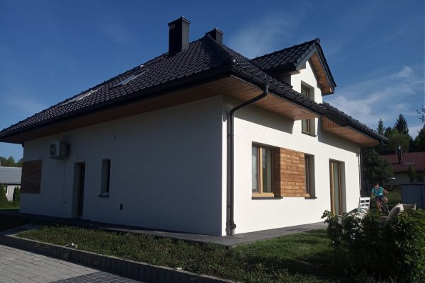 Elewację domu jednorodzinnego wykonaną przez ELE-BUD – Elewacja domu jednorodzinnego Skrzyszów, Tarnów