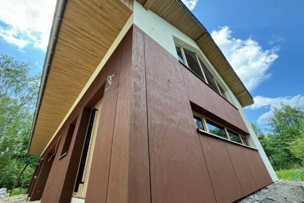 Elewację domu jednorodzinnego wykonaną przez ELE-BUD – Elewacja domu jednorodzinnego, Tarnów