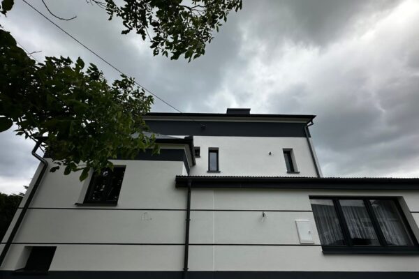 Elewację domu jednorodzinnego wykonaną przez ELE-BUD – Wykonanie elewacji domu jednorodzinnego, Tarnów
