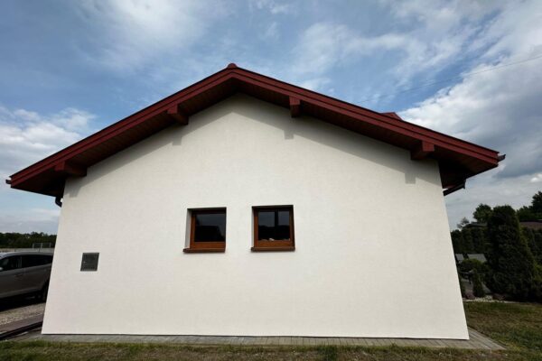 Elewację domu jednorodzinnego wykonaną przez ELE-BUD – Wykonanie elewacji domu jednorodzinnego, Tarnów