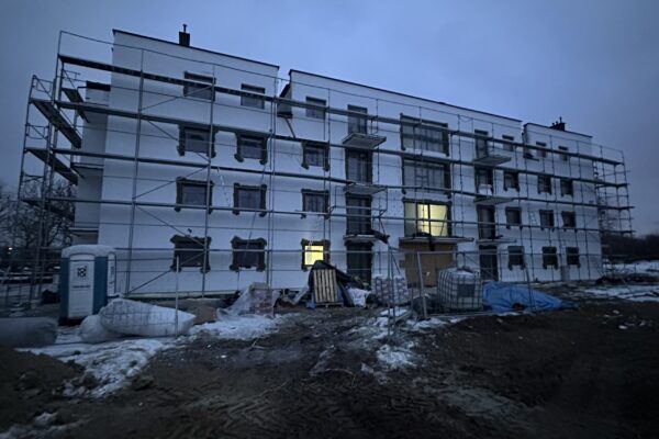 Elewację bloku mieszkalnego po renowacji – Wykonanie elewacji na bloku w Koszycach Wielkich, Tarnów