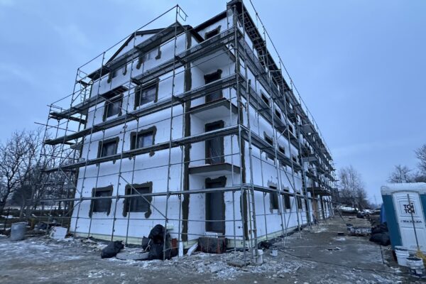 Elewację bloku mieszkalnego po renowacji – Wykonanie elewacji na bloku w Koszycach Wielkich, Tarnów