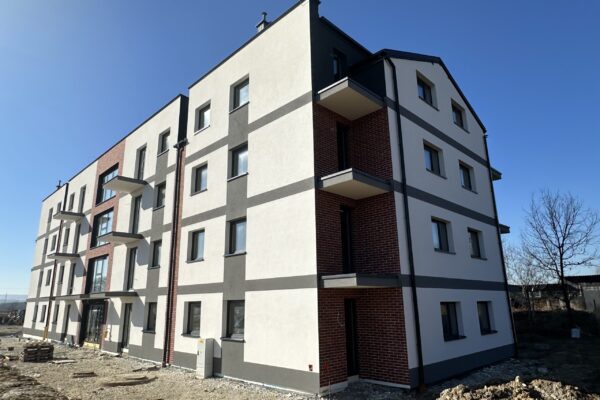 Elewację bloku mieszkalnego po renowacji – Wykonanie elewacji na bloku w Koszycach Wielkich, Tarnów