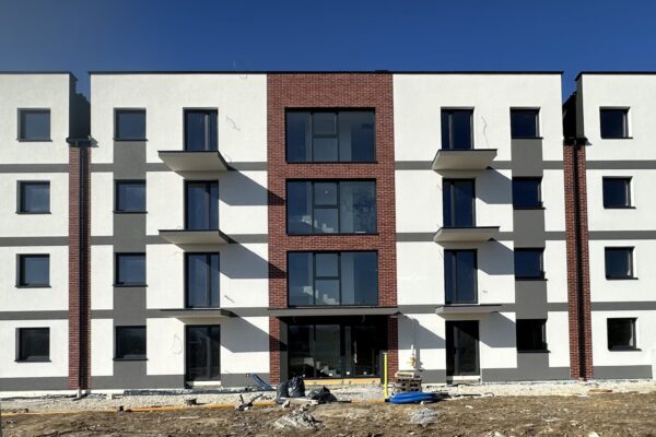 Elewację bloku mieszkalnego po renowacji – Wykonanie elewacji na bloku w Koszycach Wielkich, Tarnów