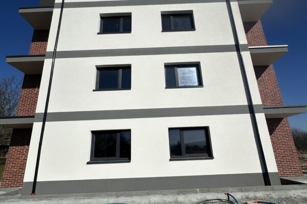 Elewację bloku mieszkalnego po renowacji – Wykonanie elewacji na bloku w Koszycach Wielkich, Tarnów
