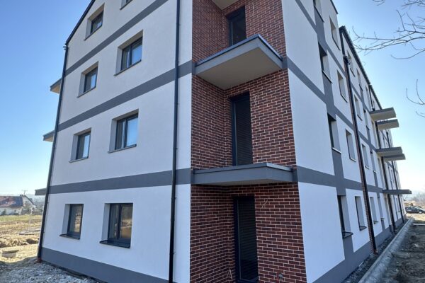 Elewację bloku mieszkalnego po renowacji – Wykonanie elewacji na bloku w Koszycach Wielkich, Tarnów