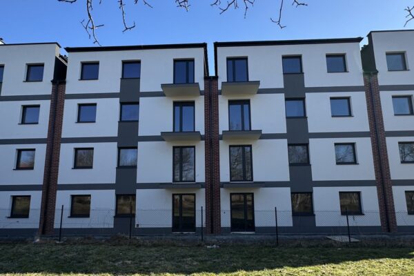 Elewację bloku mieszkalnego po renowacji – Wykonanie elewacji na bloku w Koszycach Wielkich, Tarnów