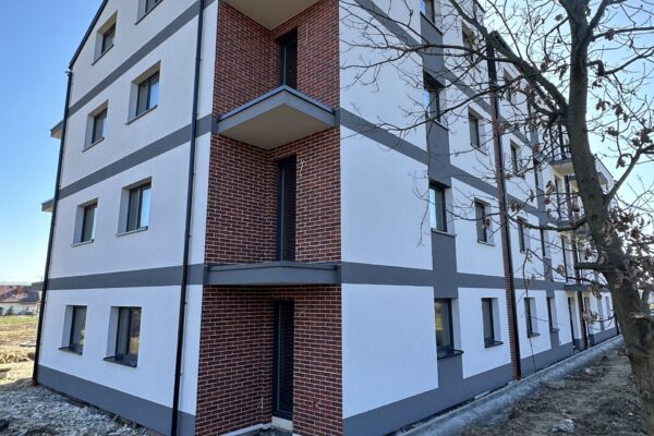 Elewację bloku mieszkalnego po renowacji – Wykonanie elewacji na bloku w Koszycach Wielkich, Tarnów