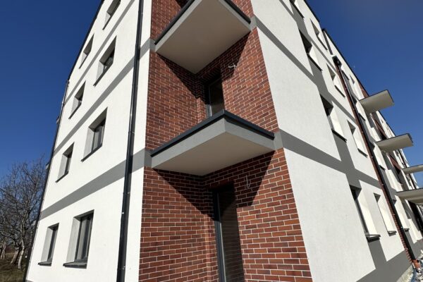 Elewację bloku mieszkalnego po renowacji – Wykonanie elewacji na bloku w Koszycach Wielkich, Tarnów